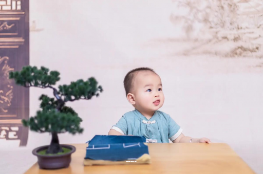 桂林怀孕肚子中间凹两边凸